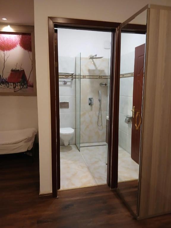 Privates Bad mit Dusche & WC
